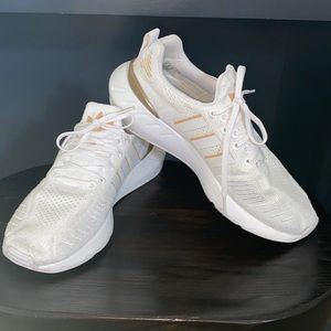 adidas Originals Women's Swift Run 22 Sneaker, EUC